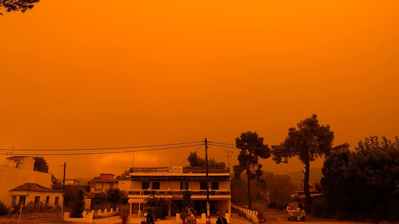 Columnas de humo y cenizas bloquean el sol sobre Eubea la segunda isla más grande de Grecia, mientras un incendio forestal de varios días de duración devora bosques vírgenes. 