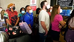 Lange Schlangen am Flughafen in Fort Lauderdale für Corona-Tests
