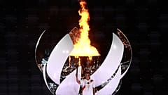 الشعلة الأولمبية خلال حفل افتتاح أولمبياد طوكيو 2020، في الملعب الأولمبي بطوكيو، اليابان، 23 يوليو 2021.