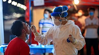 Çin'in Hubei şehrinde yapılan Covid-19 PCR test çalışmlarından bir kare.