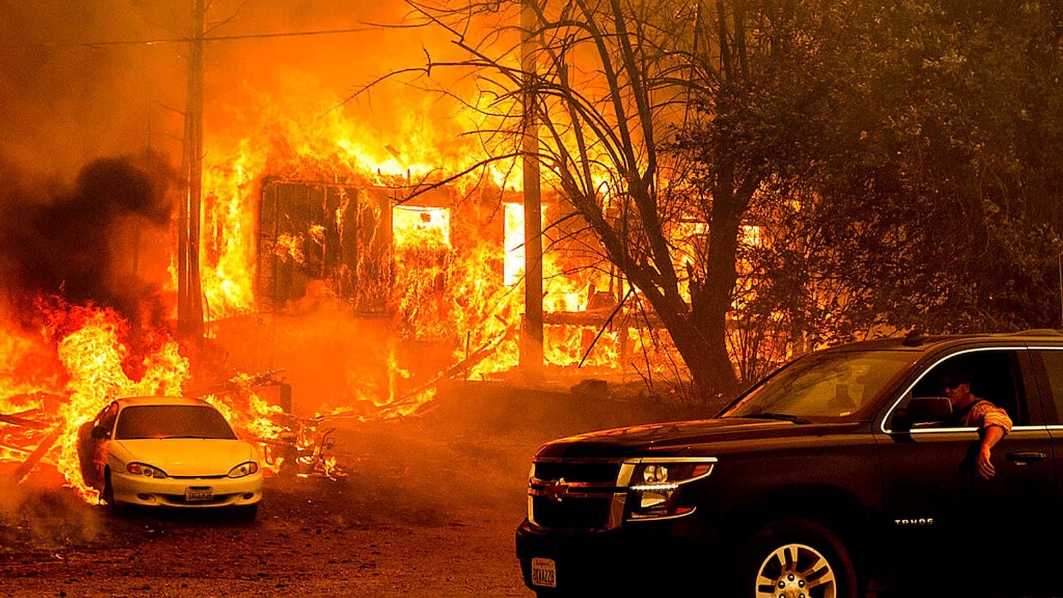 California'da eyalet tarihinin en büyük 2. yangını söndürülemiyor