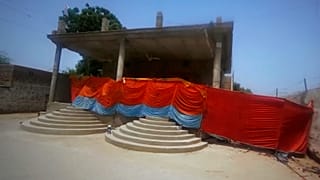 he Hindu temple was cordoned off by local authorities after it was stormed by a Muslim mob