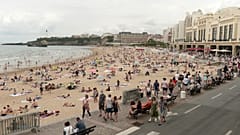 Archives : la grande plage de Biarritz, dans le sud-ouest de la France, le 27 juillet 2021