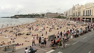 Archives : la grande plage de Biarritz, dans le sud-ouest de la France, le 27 juillet 2021