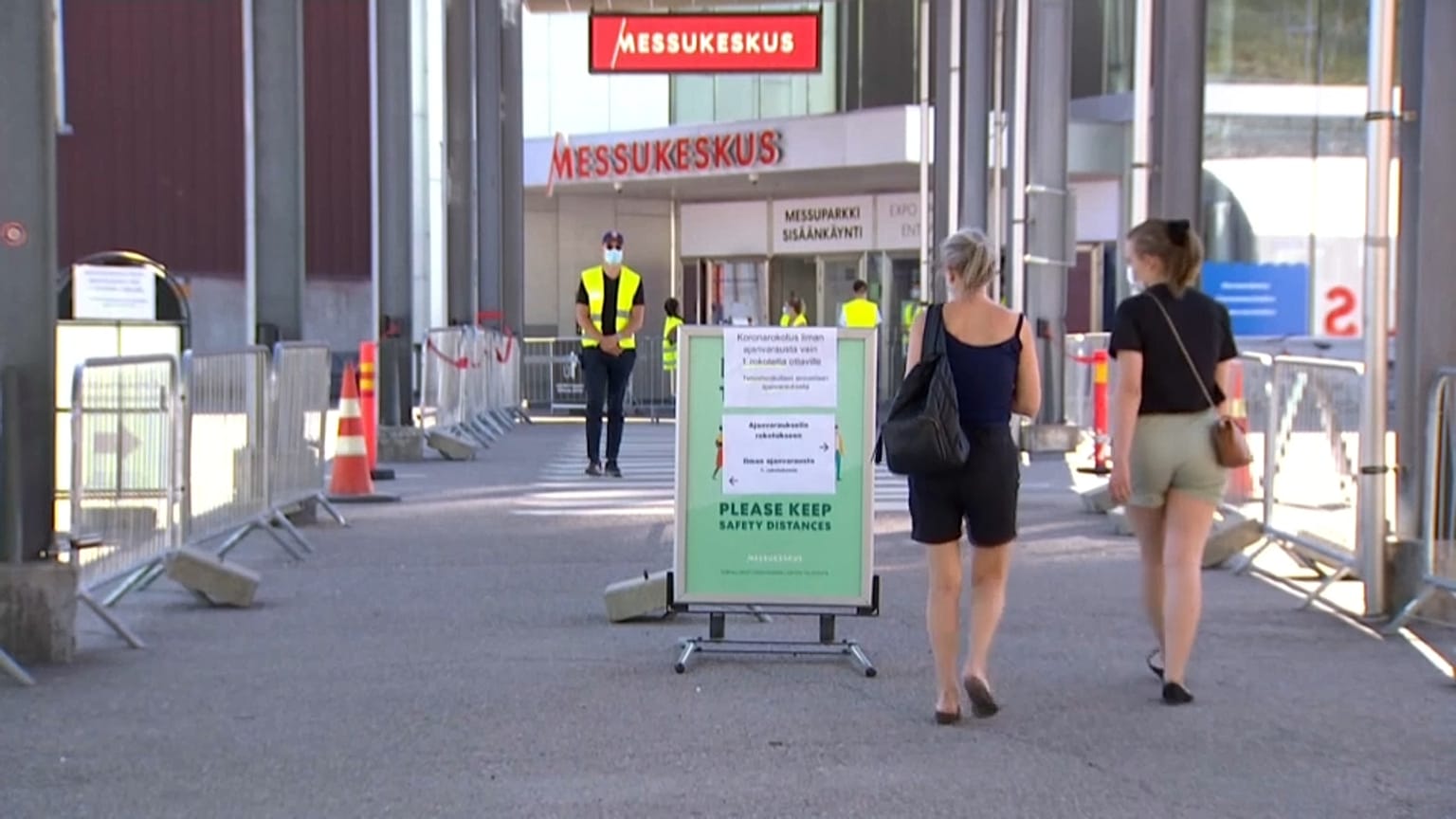 Vor einem Impfzentrum in Finnland