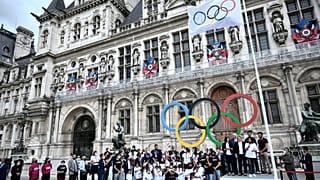 La bandera olímpica ondea ya en París