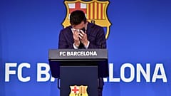 يبكي مهاجم برشلونة الأرجنتيني ليونيل ميسي خلال مؤتمر صحفي في ملعب كامب نو في برشلونة - 8 آب /  أغسطس 2021.
