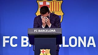 يبكي مهاجم برشلونة الأرجنتيني ليونيل ميسي خلال مؤتمر صحفي في ملعب كامب نو في برشلونة - 8 آب / أغسطس 2021.