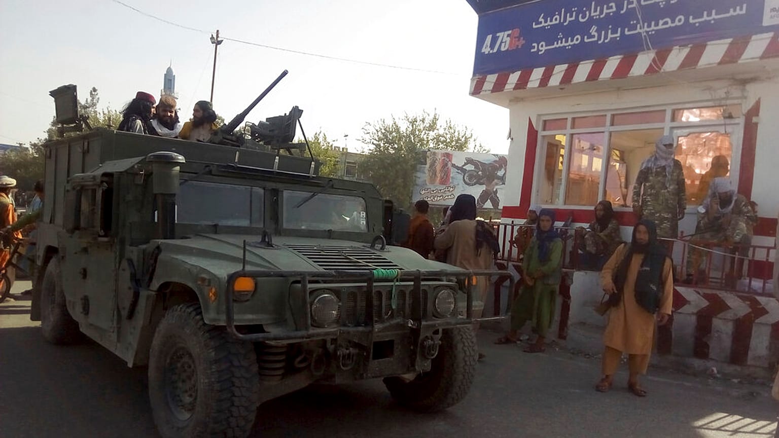 Combatientes talibanes en un puesto de control en Kunduz, al norte de Afganistán