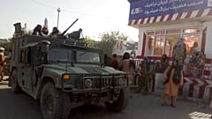 Combatientes talibanes en un puesto de control en Kunduz, al norte de Afganistán