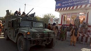 Combatientes talibanes en un puesto de control en Kunduz, al norte de Afganistán