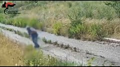 Eine Person in Kampanien entfacht einen Landschaftsbrand