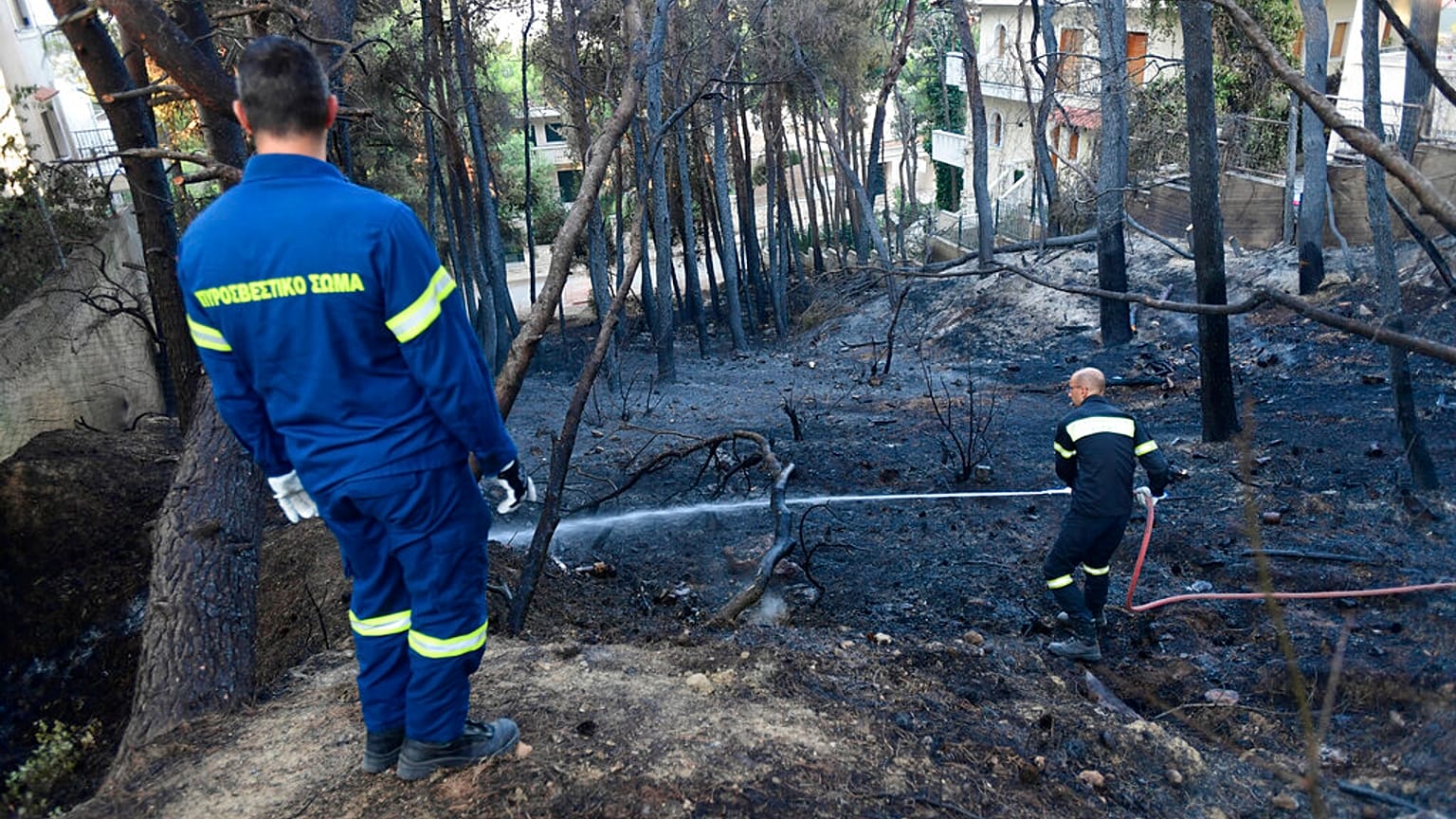 Πυροσβέστες επιχειρούν στην φωτιά στη βόρεια Αττική