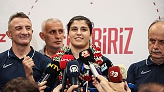 Olimpiyat şampiyonu milli boksör Busenaz Sürmeneli'nin de yer aldığı kafile Japonya'dan yurda döndü.