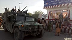 Kunduz kent merkezinde bir kontrol noktasında duran Taliban militanları. 