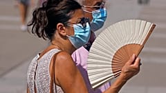 Una mujer se abanica en una jornada de ola de calor en Madrid, España