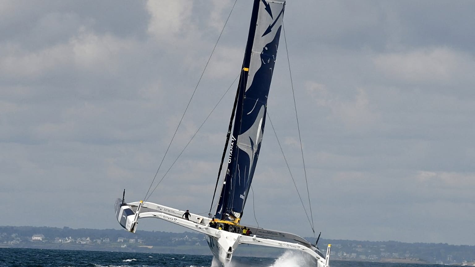Photo d'archives : le maxi-trimaran Edmond de Rothschild lors d'une séance d'entrainement au large des côtes bretonnes, le 18/07/2019