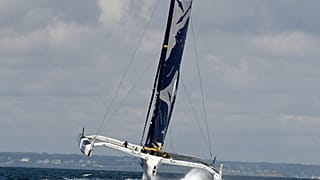 Photo d'archives : le maxi-trimaran Edmond de Rothschild lors d'une séance d'entrainement au large des côtes bretonnes, le 18/07/2019