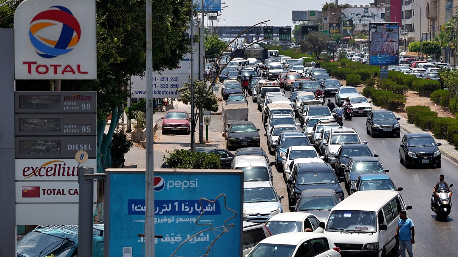 سائقو سيارات ينتظرون في طابور طويل للحصول على البنزين في العاصمة اللبنانية بيروت.