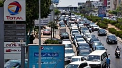 سائقو سيارات ينتظرون في طابور طويل للحصول على البنزين في العاصمة اللبنانية بيروت.