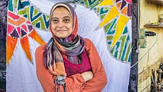 مصممة الباتيك المصرية سمر حسنين تلتقط صورة في ورشة عملها بمنطقة الفسطاط بالقاهرة القديمة، 28 يونيو 2021.