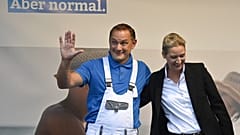 AfD-Spitzenduo Tino Chrupalla - in seiner Malermeister-Hoste - und Alice Weidel