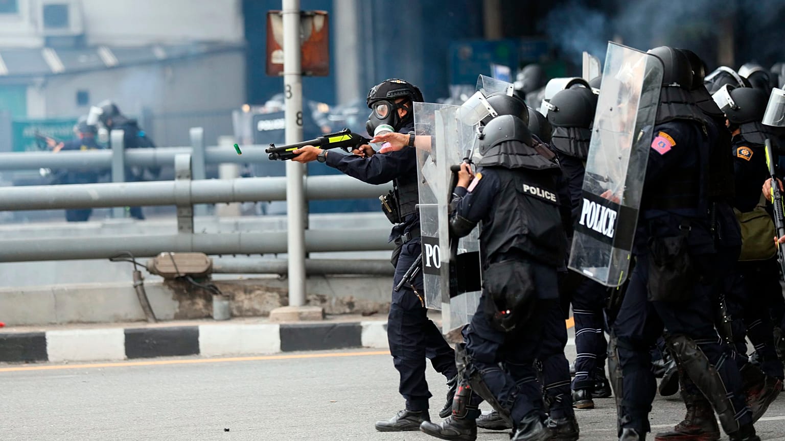 TAILANDIA | La policía reprime una protesta en Tailandia