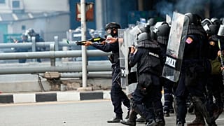 La police anti-émeute tirant des balles en caoutchouc sur des manifestants à Bangkok, le 10 août 2021.