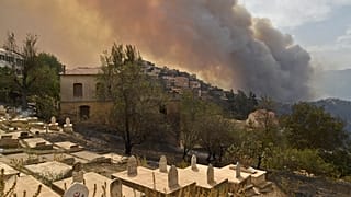 دخان يتصاعد من حريق غابات في التلال الحرجية بمنطقة القبائل شرق العاصمة الجزائر في 10 أغسطس 2021.