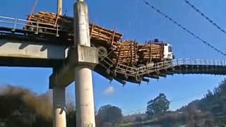 AP / Puente balanceándose en la pasarela