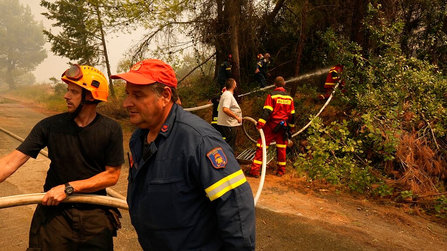 Πυροσβεστικές δυνάμεις επιχειρούν στη βόρεια Εύβοια