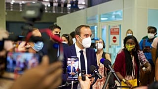 Sébastien Lecornu à l'aéroport de Pointe-à-Pitre, mardi 10 août 2021.
