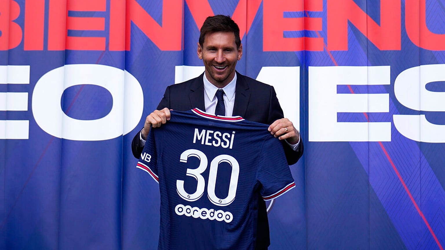 Le footballeur argentin présente son nouveau maillot aux couleurs du Paris Saint-Germain, le 11/08/2021