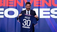 Le footballeur argentin présente son nouveau maillot aux couleurs du Paris Saint-Germain, le 11/08/2021