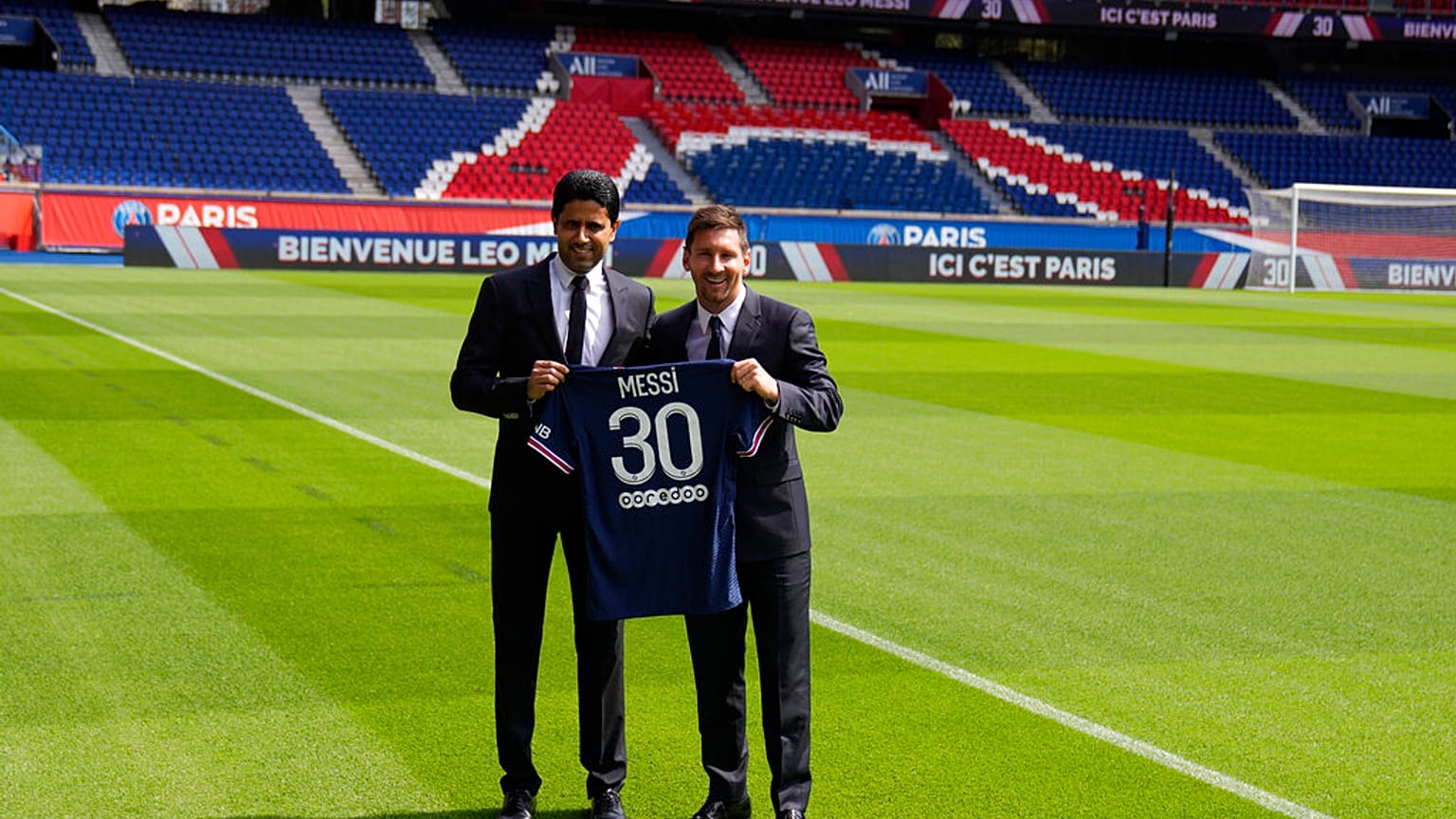 Messi posa con la camiseta del PSG junto al presidente del club, Nasser bin Ghanim Nassida Al-Khelaïfi 