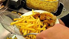 Currywurst mit Pommes Frites - Symbolbild