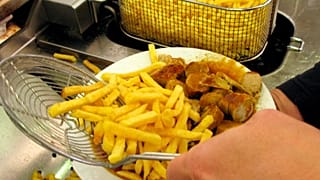 Currywurst mit Pommes Frites - Symbolbild
