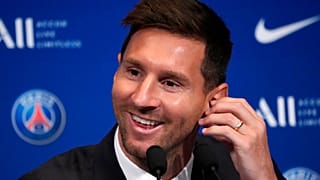 Lionel Messi'nin imza töreni sırasında oldukça neşeli olması gözlerden kaçmadı.