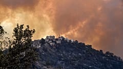 Une colline brûlée en Kabilie, Algérie le 11 août 2021