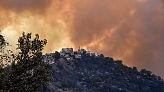 Une colline brûlée en Kabilie, Algérie le 11 août 2021