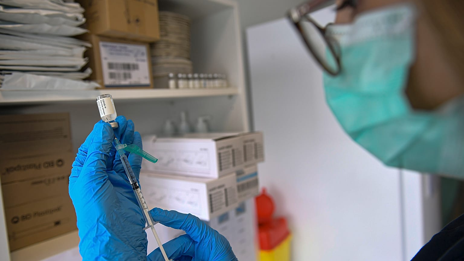 Un trabajador sanitario prepara una dosis de la vacuna contra COVID-19 en Pamplona, España, el 22 de abril de 2021. (Imagen de ilustración).