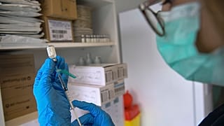 Un trabajador sanitario prepara una dosis de la vacuna contra COVID-19 en Pamplona, España, el 22 de abril de 2021. (Imagen de ilustración).