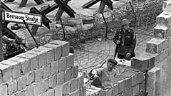 Kőműves dolgozik a berlini falon 1962-ben