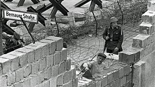 Kőműves dolgozik a berlini falon 1962-ben