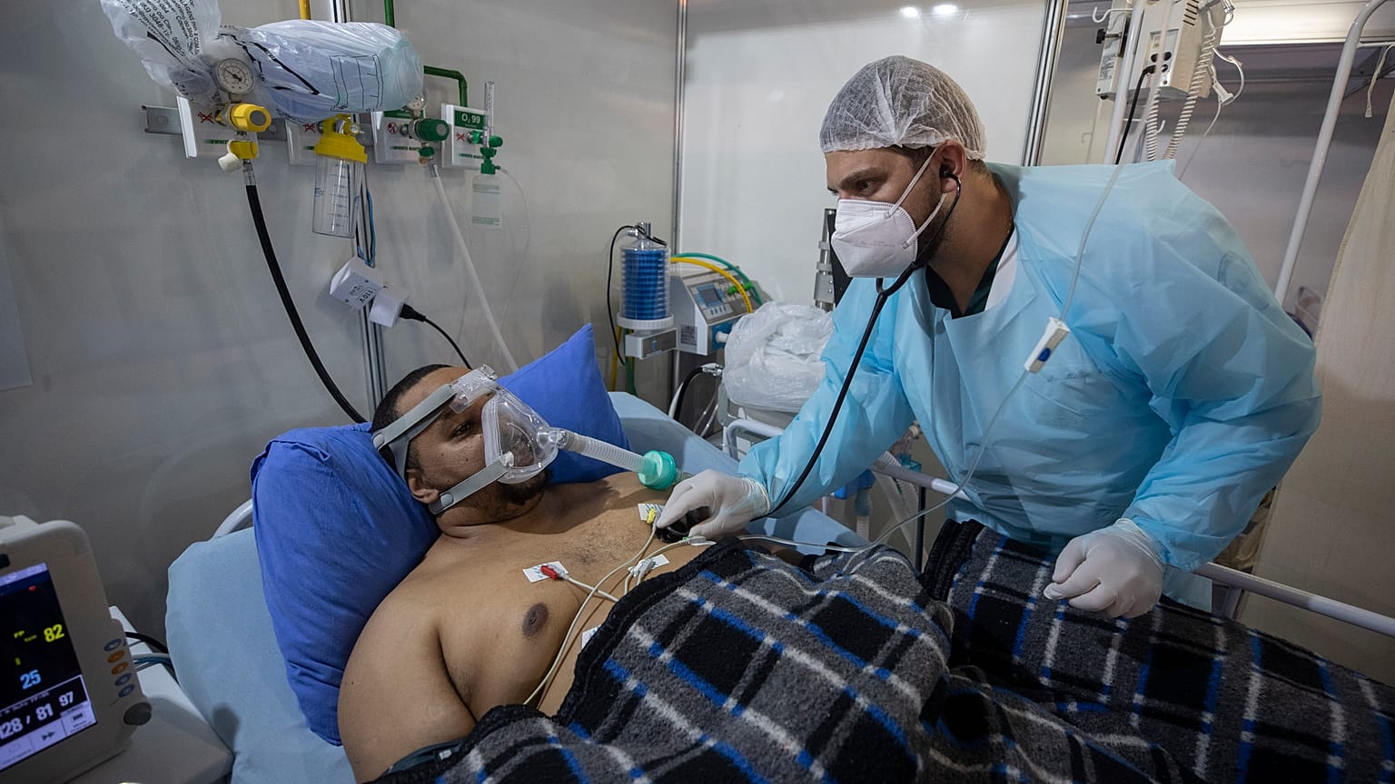 مصاب بـ"كوفيد-19" يتلقّى العلاج في إحدى المشافي قرب العاصمة البرازيلية ساو باولو