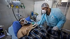 مصاب بـ"كوفيد-19" يتلقّى العلاج في إحدى المشافي قرب العاصمة البرازيلية ساو باولو