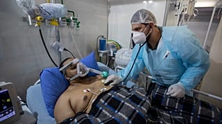 مصاب بـ"كوفيد-19" يتلقّى العلاج في إحدى المشافي قرب العاصمة البرازيلية ساو باولو