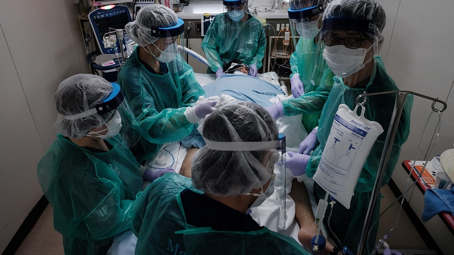 agosto 2021: dottori assistono un paziente Covid in ventilazione polmonare allo Yokohama City Seibu Hospital di Yokohama 