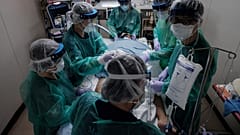 agosto 2021: dottori assistono un paziente Covid in ventilazione polmonare allo Yokohama City Seibu Hospital di Yokohama 