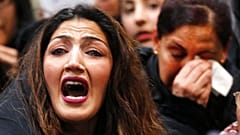 Almanya'da Afganların sınır dışı edilmesini protesto eden bir kişi